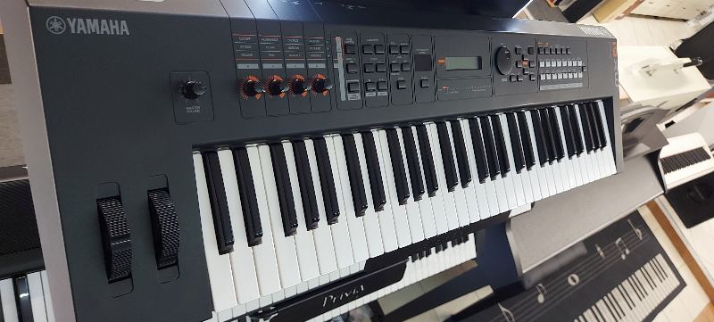 Yamaha MX61 – fotó